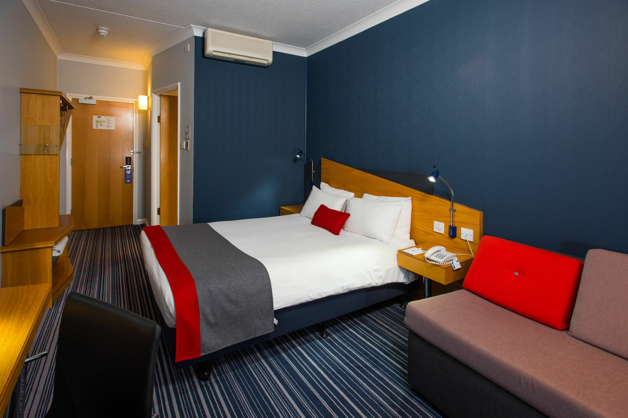 Holiday Inn Express Warwick - Stratford-Upon-Avon, An Ihg Hotel Εξωτερικό φωτογραφία